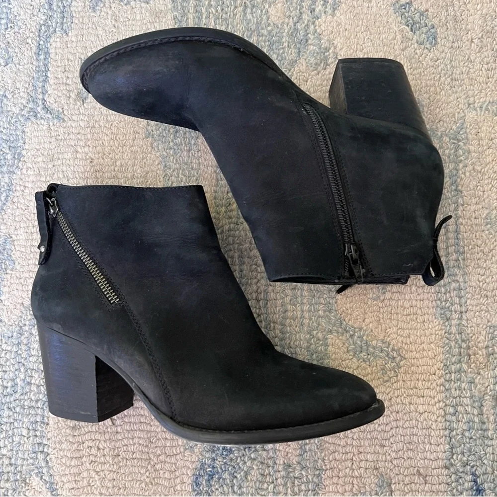 BLONDO BLACK NUBUCK SUEDE ASYMMETRICAL ZIPPER HEELED ANKLE BOOTIES SIZE 9